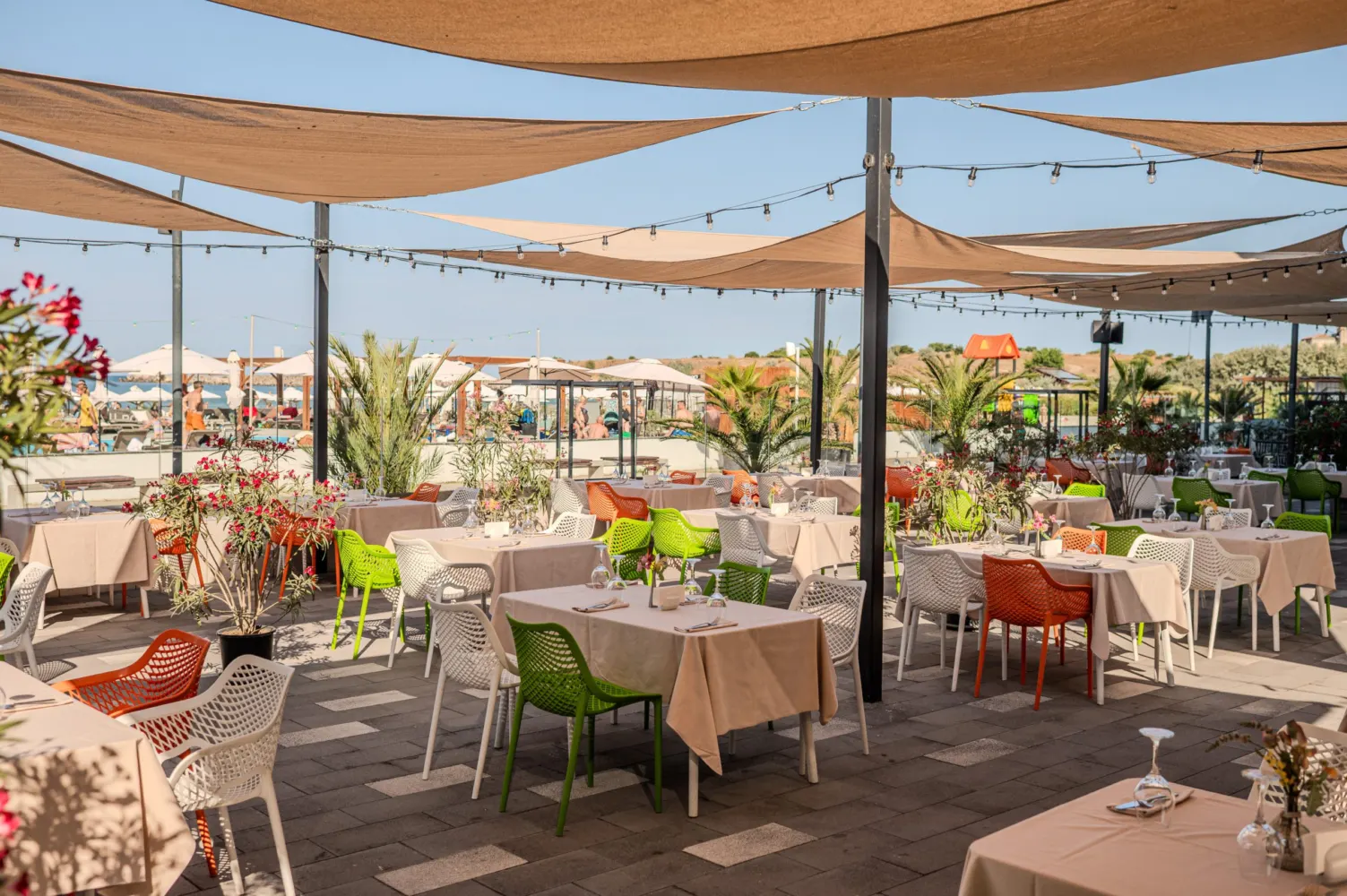 Terasa Restaurantului Malibu cu priveliste catre mare