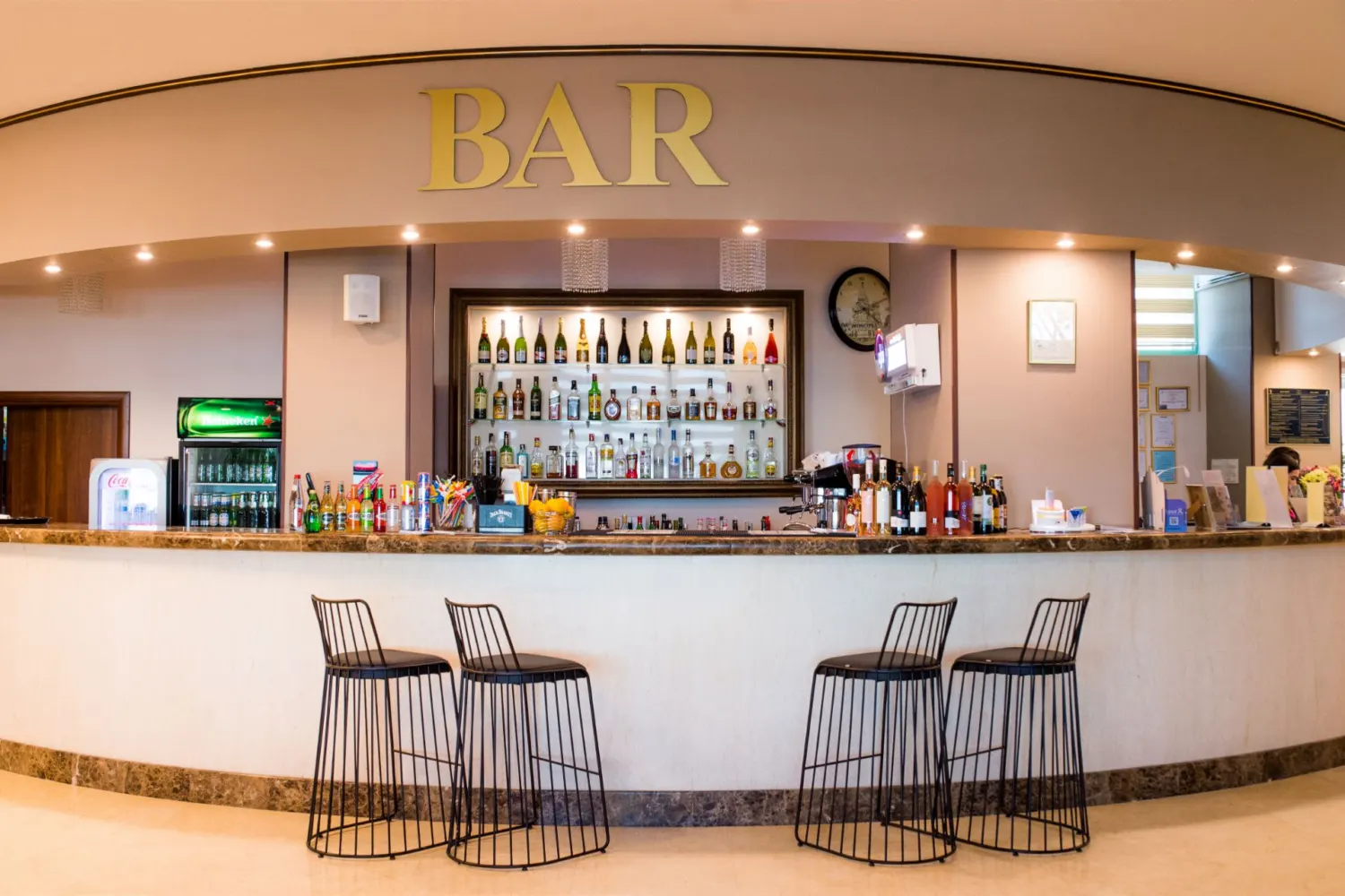 Lobby Bar Malibu – Socializare și relaxare într-un cadru elegant