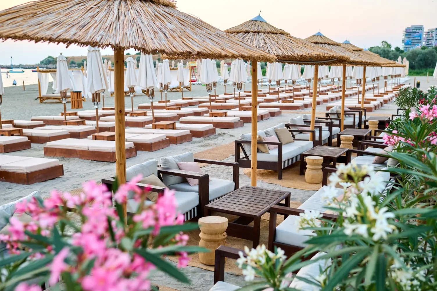 Zona de plaja privata a Hotelului Malibu Mamaia, cu sezlonguri si umbrele